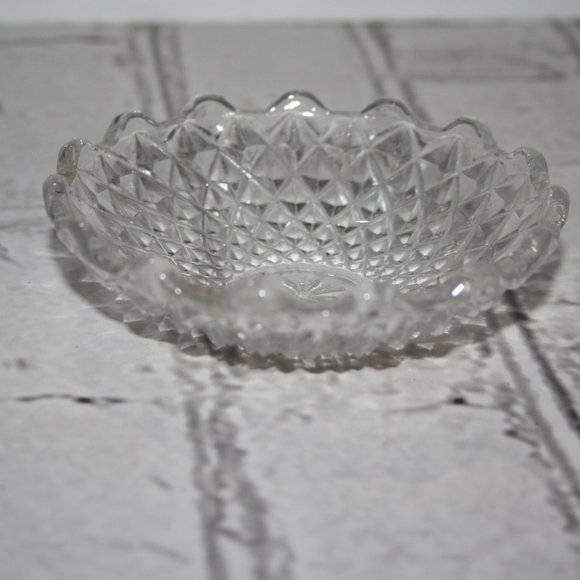 💎 Vintage Glass Ring Dish · 4" Wide - Picture 4 of 5